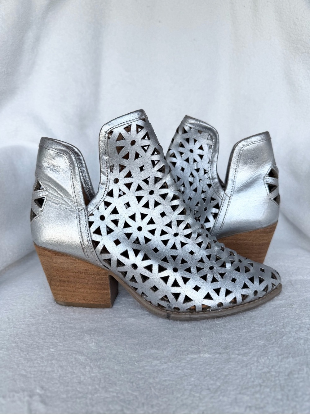 NEW! MUSSE & CLOUD Metallic Silver Cutout Leather ATHENA Ankle Boots Sz 7 EU 38